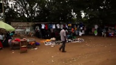 Kenya'da bir market caddesinde araba kullanırken vurulmuş. Kenya, Afrika'da çekilmiş.