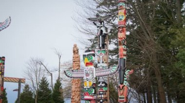 Açılı görüntüleri birkaç ilk Milletler totem direkleri