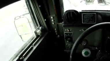 Bir Humvee park sürücü koltuğu ve çıkıyor.