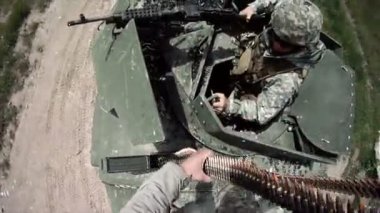 Yavaş hareket eden askeri konvoy