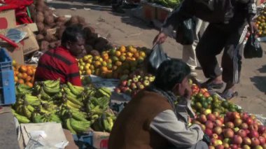 Bir Köy meydanıydı pazarda