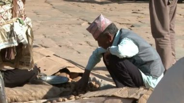adam bir Pazar Nepal hayalarına sıralama.
