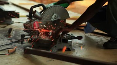 Kenya'da bir köyde çalışan metal işçisi.