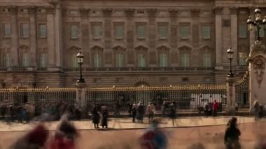 Turistlerle Buckingham Sarayı