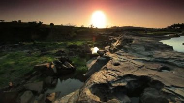 Kenya kuru nehir yatağı aşağı çekip adam