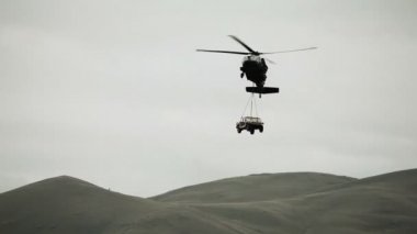 Bir Hummer arazi aşağı getiren helikopter