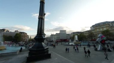 Trafalgar Meydanı Ulusal Galeri'nin bir ayağının arkasından çekildi