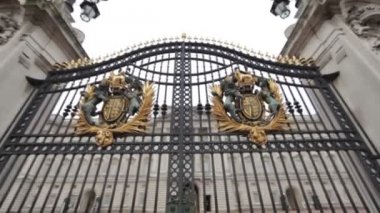 Buckingham Sarayı'ndaki açık kapıları