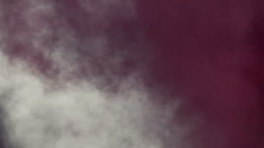 bir yamaç üzerinde duman ve eğitim patlayıcı bulutu