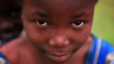 Genç bir siyah kız arıyorsunuz; başka bir çocuk onun omuz Afrika üzerinde görünüyor