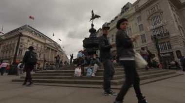 Piccadilly Circus işlek cadde