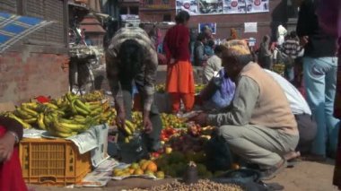 Bir Köy meydanıydı pazarda