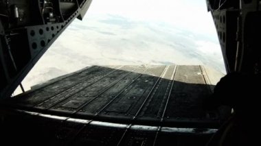 Mürettebat üyesi bir şey ayarlamak için rampa kenarına yürüyor