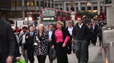 İnsanlar Londra Köprüsünde