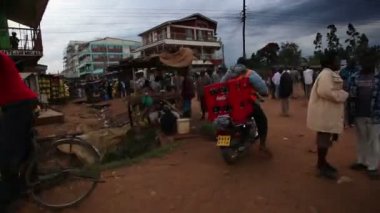 Kenya şehir yolu insanlar, araçlar dolu izleme görüntüleri