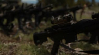 M4 saldırı tüfekleri sahada dizilmiş.