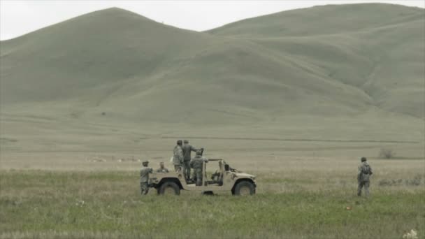 Humvee en el campo con soldados siendo entrenados — Vídeos de Stock