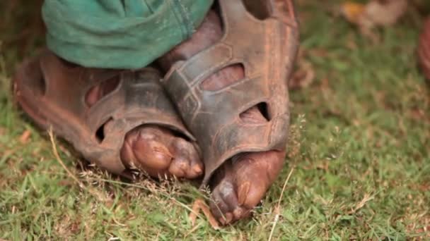 Gros plan des pieds croisés portant des sandales — Video