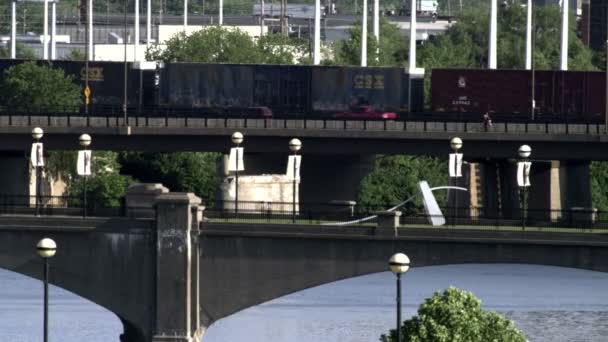 Tren viejo y coches en un puente sobre un río — Vídeos de Stock
