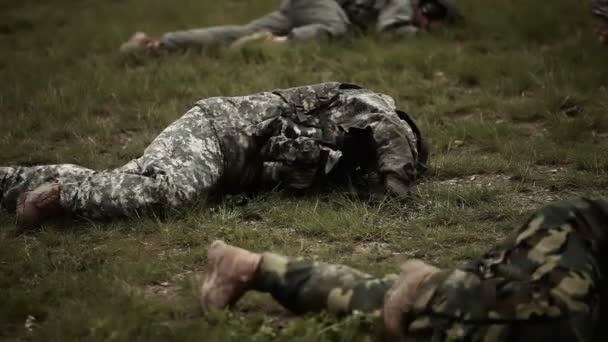 Soldado rastejar através do campo — Vídeo de Stock