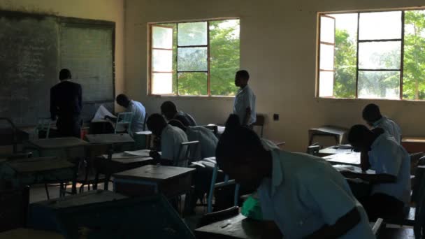 Afrikanische Schüler bei einem Test — Stockvideo