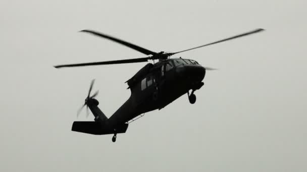 Ελικόπτερο μαύρου γεράκι πλησιάζει — Αρχείο Βίντεο
