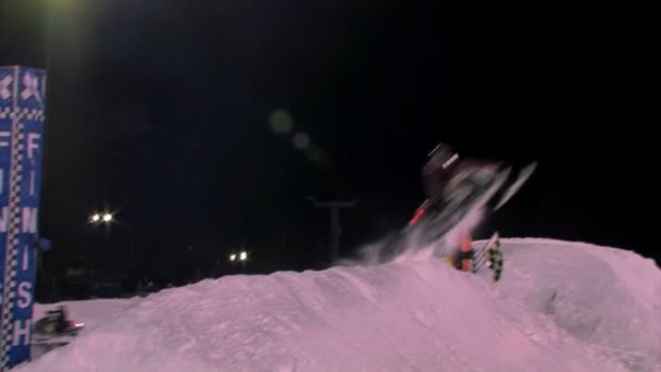 Hoppande snöskotrar i en tävling — Stockvideo