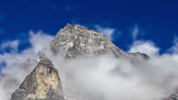 Wolken wervelende rond een Himalaya piek — Stockvideo