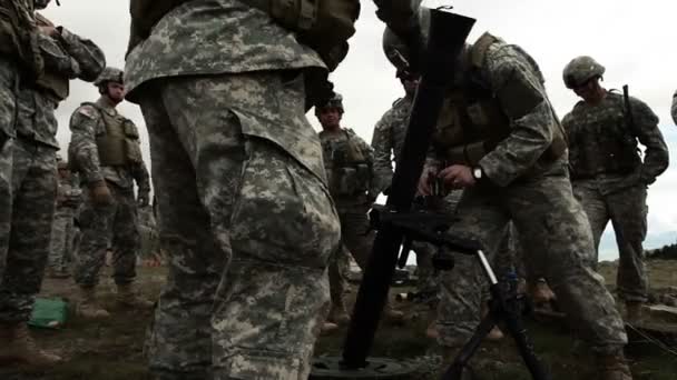 Soldiers practicing firing a mortar. — Stock Video