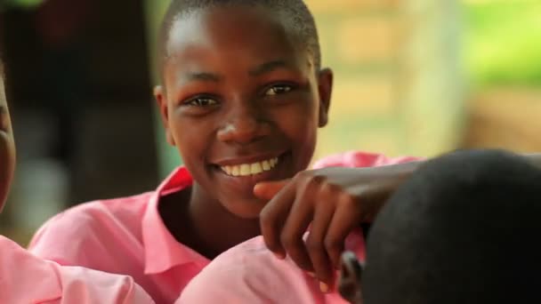 Kenianische Mädchen schauen in die Kamera. — Stockvideo