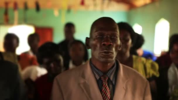 Un homme et plusieurs femmes se balancent et chantent lors d'un rassemblement social au Kenya, Afrique — Video