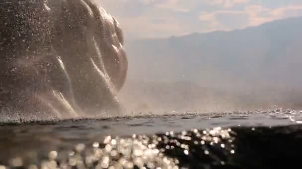 Acqua calda sta fuoriuscendo dal liscio — Video Stock