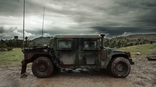 Humvee sentado en el barro con nubes de tormenta en el cielo — Vídeo de stock