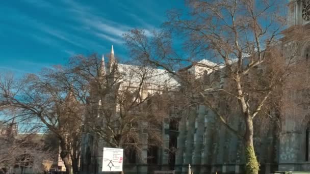 Abbaye de Westminster sous un ciel bleu — Video