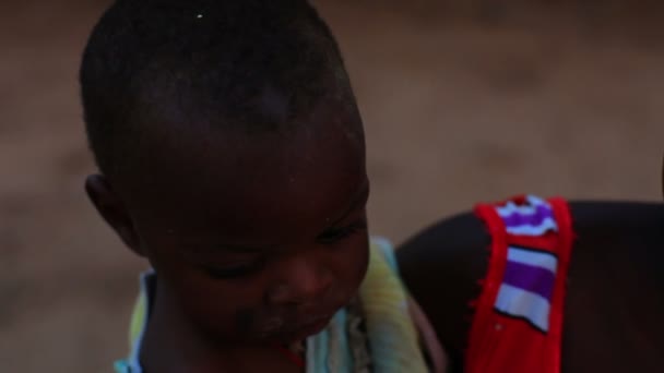 Dítě se dívá do kamery v Keni. — Stock video