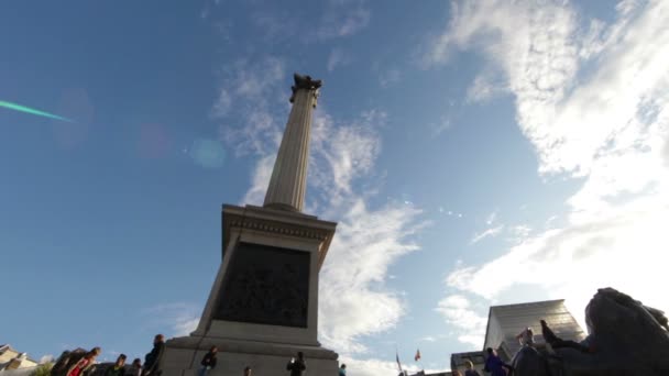 O monumento de Lord Nelson na Trafalgar Square — Vídeo de Stock