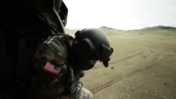 Soldier looking out of landing helicopter — Stock Video