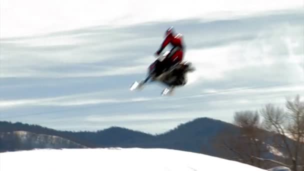 Motos de nieve saltando en una carrera de motos de nieve — Vídeo de stock