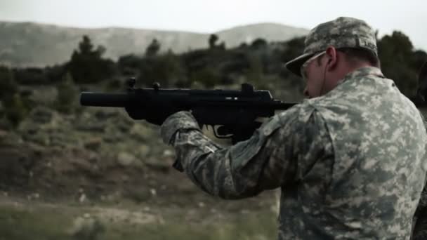 Soldat mit Schutzbrille erschießt einen Polizisten — Stockvideo