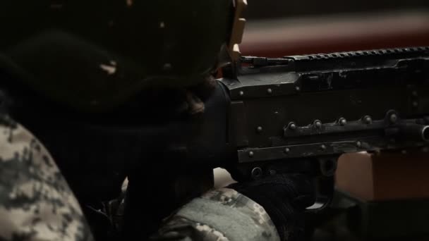 Солдат перезаряжает пистолет. — стоковое видео
