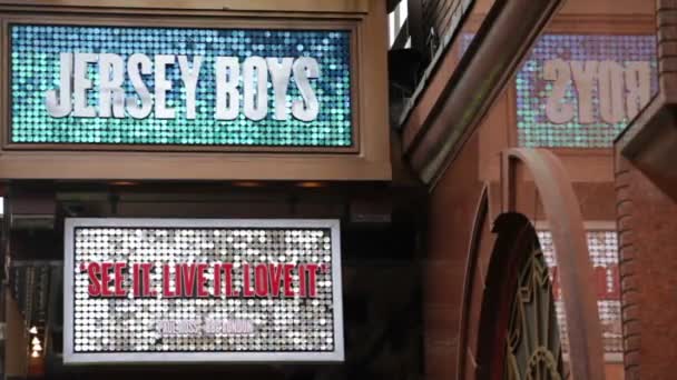 Köpüklü Jersey Boys Londra'da imzalamak — Stok video