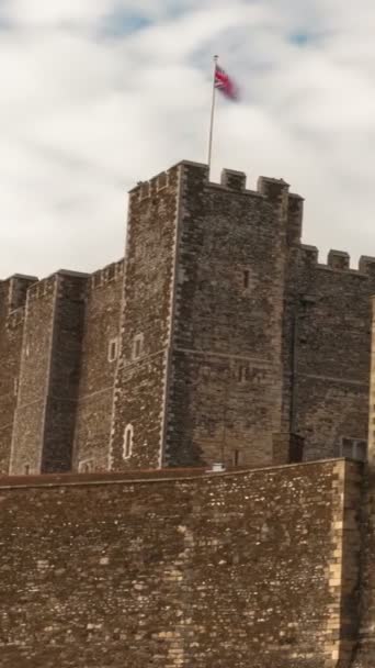 Σημαίες φυσάει πάνω Ντόβερ Castle — Αρχείο Βίντεο