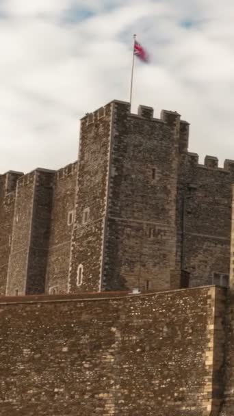 Banderas que soplan sobre el castillo de Dover — Vídeos de Stock