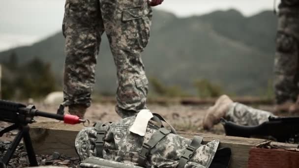 Солдат очищает свое оружие — стоковое видео