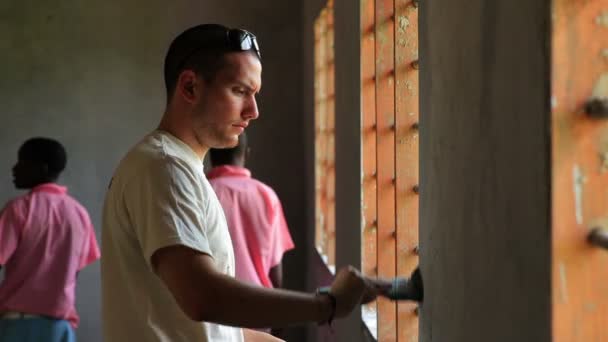 ケニアの村に校舎の内部を塗る. — ストック動画