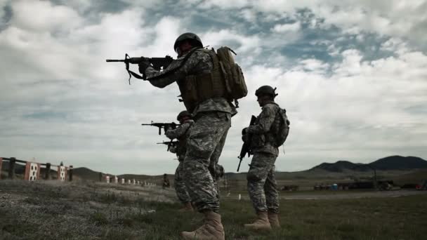 Soldados que praticam disparos de armas ao alcance — Vídeo de Stock