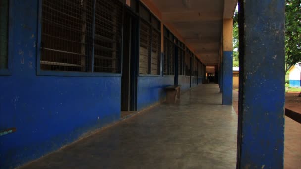 Pasillo vacío de la escuela al aire libre — Vídeo de stock