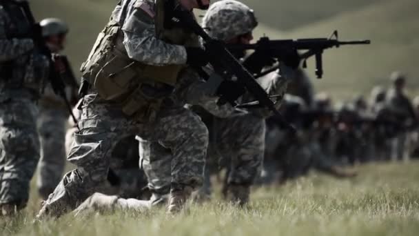 Soldaten schießen abwechselnd in kniender Haltung — Stockvideo