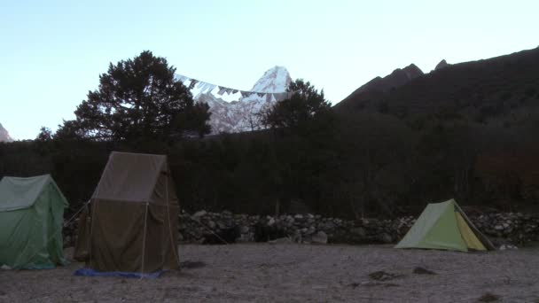 Tält lägrade i Himalaya bergen — Stockvideo