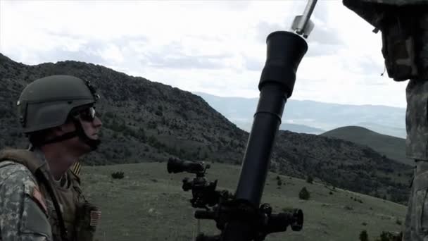 Clip von zwei Soldaten, die Mörser abfeuern — Stockvideo